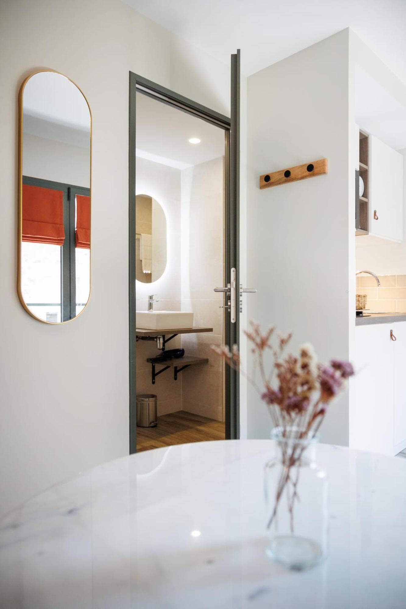 Appart'Hotel Le Corot - Acces Autonome - Saint-Junien Centre المظهر الخارجي الصورة