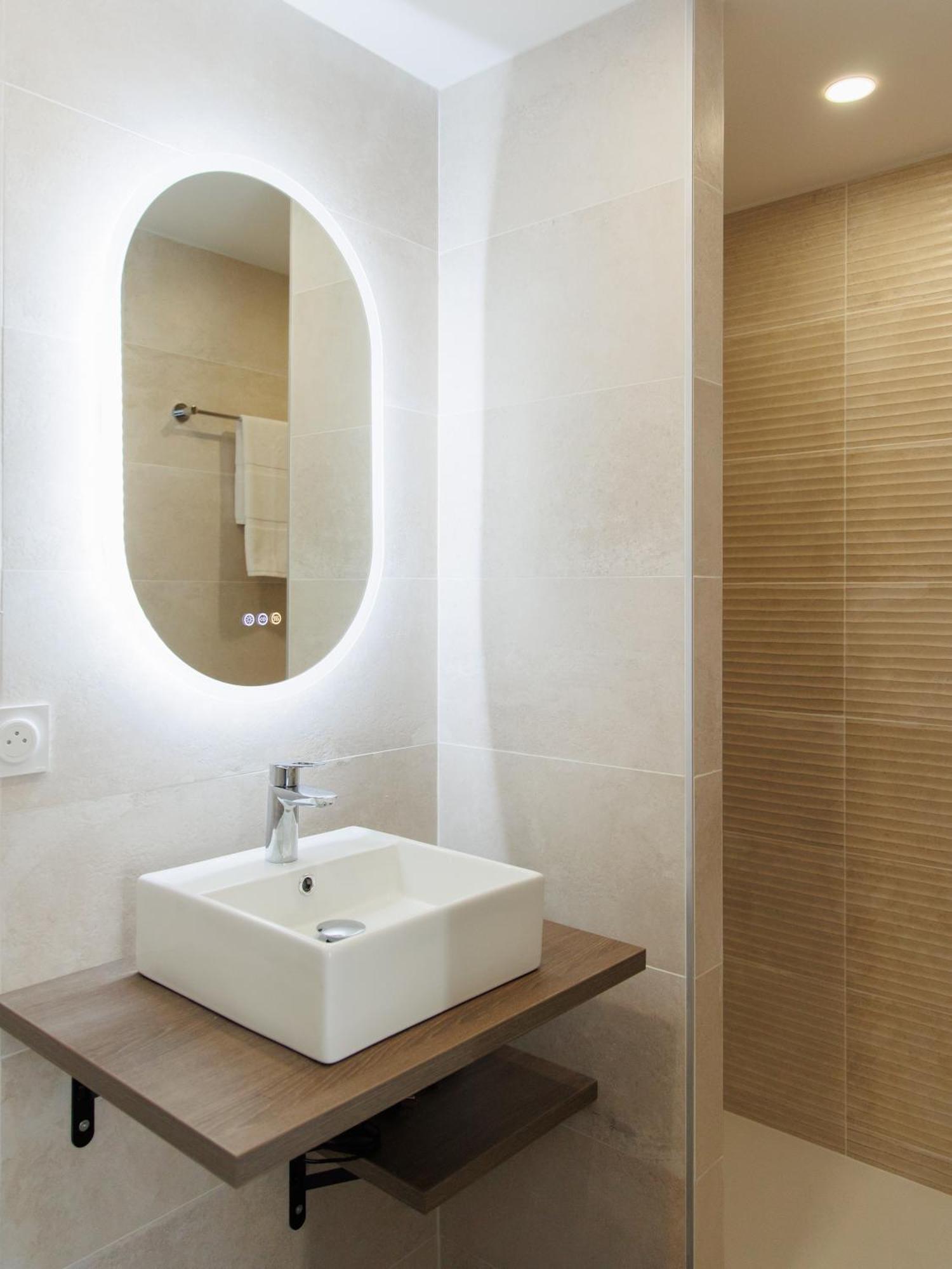 Appart'Hotel Le Corot - Acces Autonome - Saint-Junien Centre المظهر الخارجي الصورة