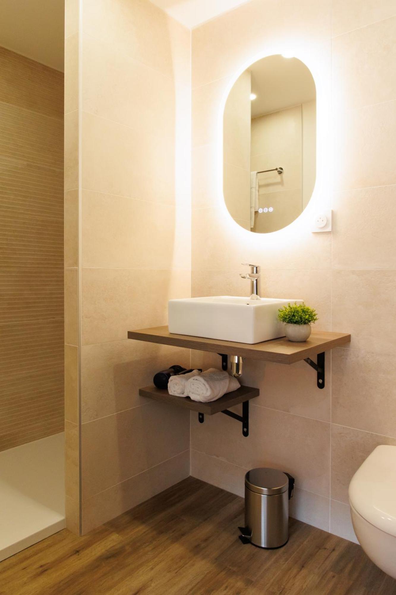 Appart'Hotel Le Corot - Acces Autonome - Saint-Junien Centre المظهر الخارجي الصورة